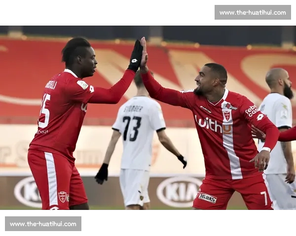 巴洛特利巴黎时装周跨界首秀 34 岁足坛传奇开启时尚新征程